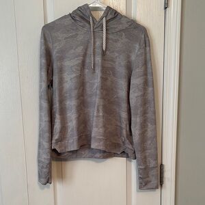 Vuori Women’s Halo Essential Hoodie Pale Heather Gray Camouflage size Medium